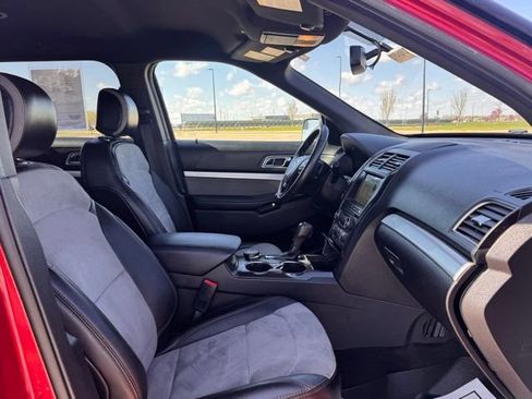 Used 2017 Ford Explorer XLT w/ Equipment Group 202A AWD/4WD image 26