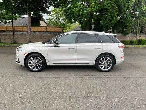 Used 2024 Lincoln Corsair Grand Touring AWD/4WD image 2