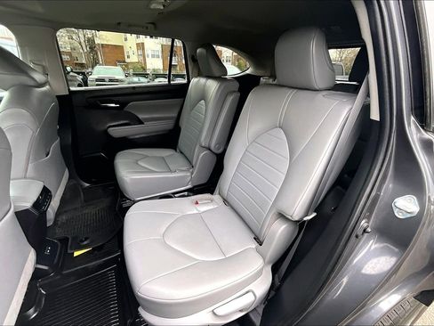 Used 2022 Toyota Highlander XLE image 25