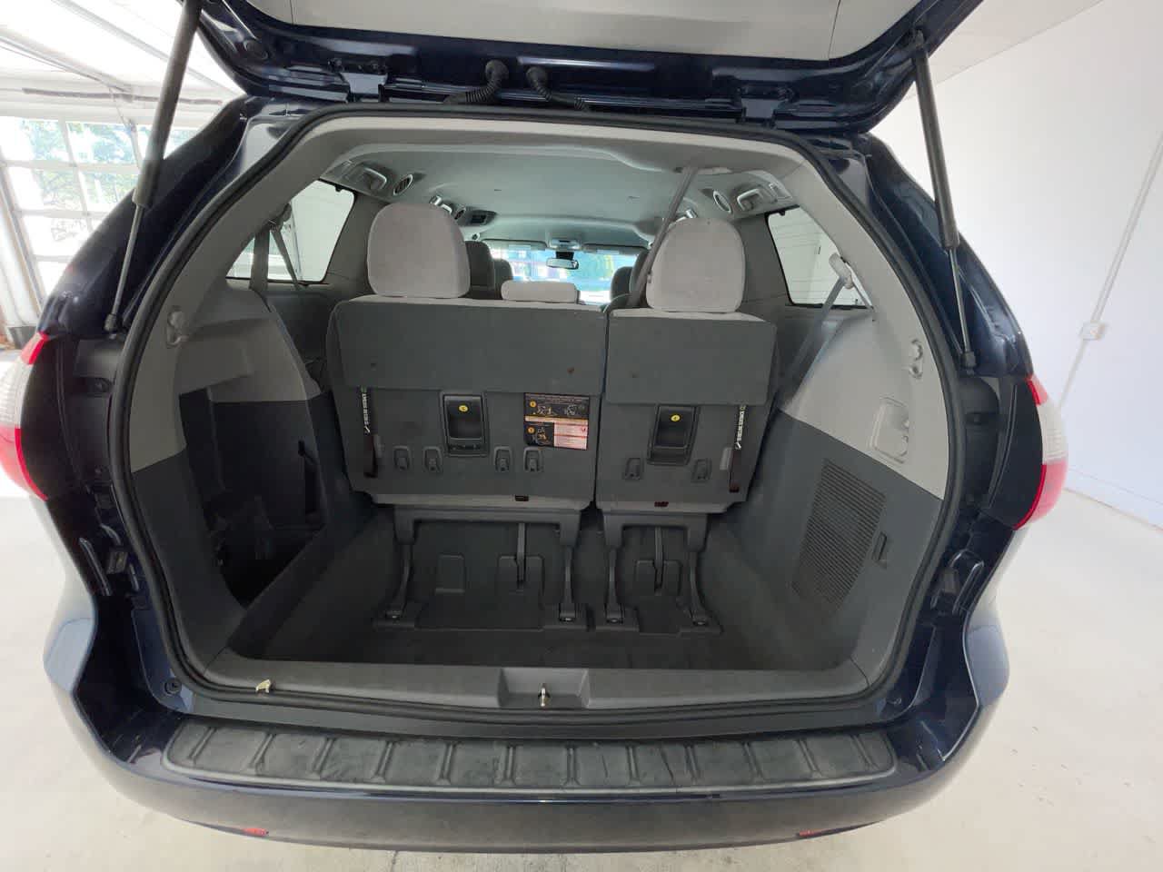 Used 2020 Toyota Sienna LE w/ Protection Package FWD image 24