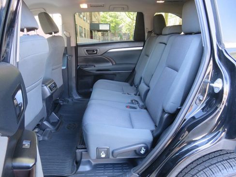 Used 2019 Toyota Highlander LE AWD/4WD image 20