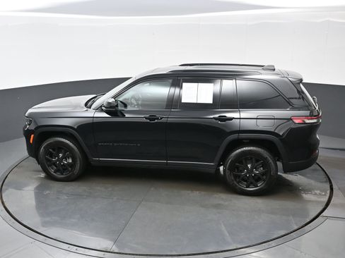 Used 2025 Jeep Grand Cherokee Altitude image 34