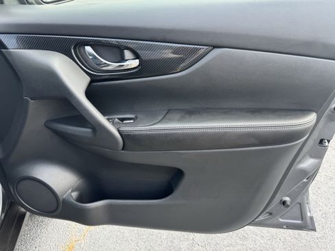 Used 2019 Nissan Rogue SL AWD/4WD image 16