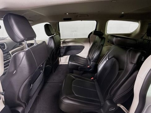 Used 2023 Chrysler Pacifica Touring-L FWD image 30