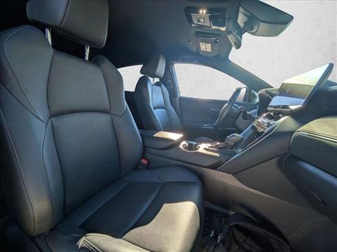 Used 2023 Toyota Venza XLE image 19