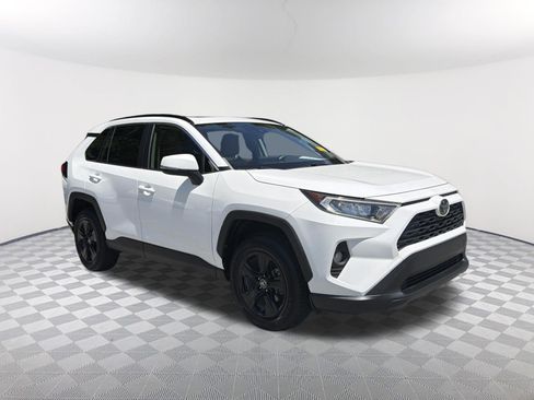 Used 2019 Toyota RAV4 XLE w/ Convenience Package FWD image 8