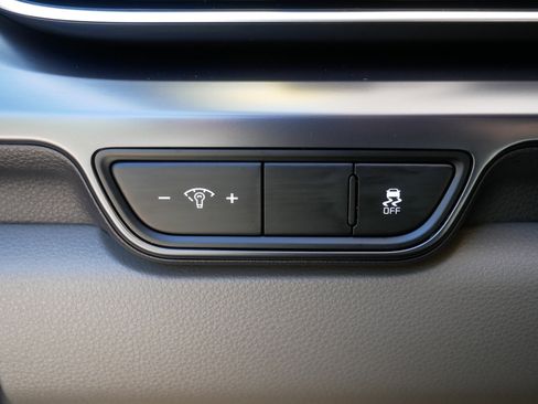 Used 2025 Kia Carnival FWD image 26