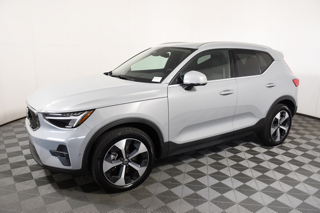 Used 2025 Volvo XC40 B5 Plus AWD/4WD image 2