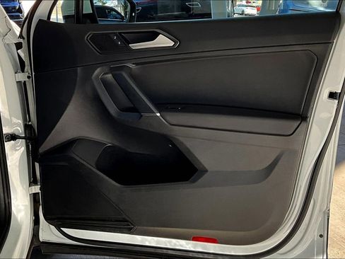 Used 2018 Volkswagen Tiguan SE w/ Panoramic Sunroof Package image 27