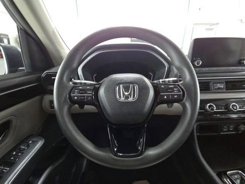 Used 2023 Honda Pilot LX image 25