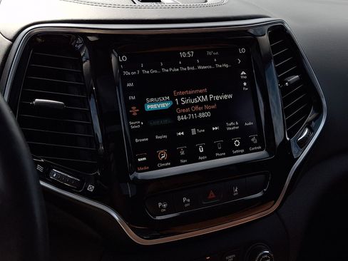 Used 2019 Jeep Cherokee Overland w/ Technology Group AWD/4WD image 21