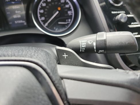 Used 2020 Toyota Camry SE FWD image 9