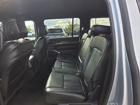 Used 2024 Jeep Wagoneer Series II w/ Flexible Seating Group AWD/4WD image 9