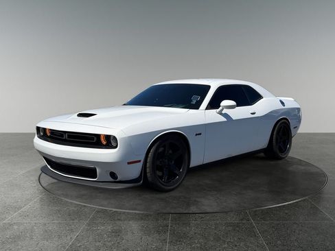 Used 2022 Dodge Challenger R/T RWD image 3