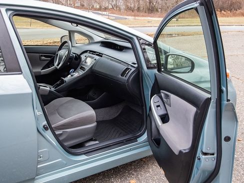 Used 2013 Toyota Prius Plug-In Hybrid image 17