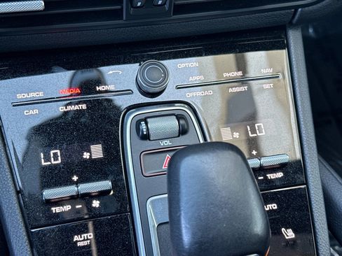 Certified 2022 Porsche Cayenne AWD/4WD image 21
