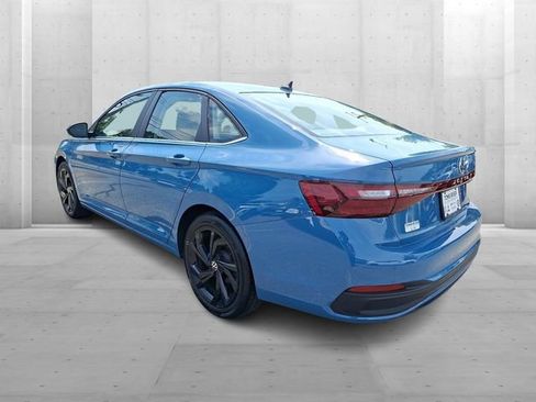 Used 2025 Volkswagen Jetta SE FWD image 4