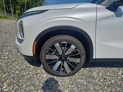 New 2025 Mitsubishi Outlander SE image 8