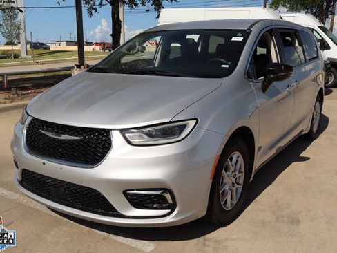 Used 2024 Chrysler Pacifica Touring-L FWD image 8