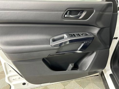 Used 2025 Nissan Pathfinder SV image 11