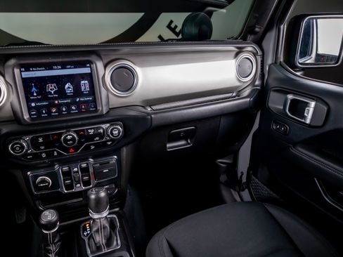 Used 2019 Jeep Wrangler Unlimited Sahara image 7