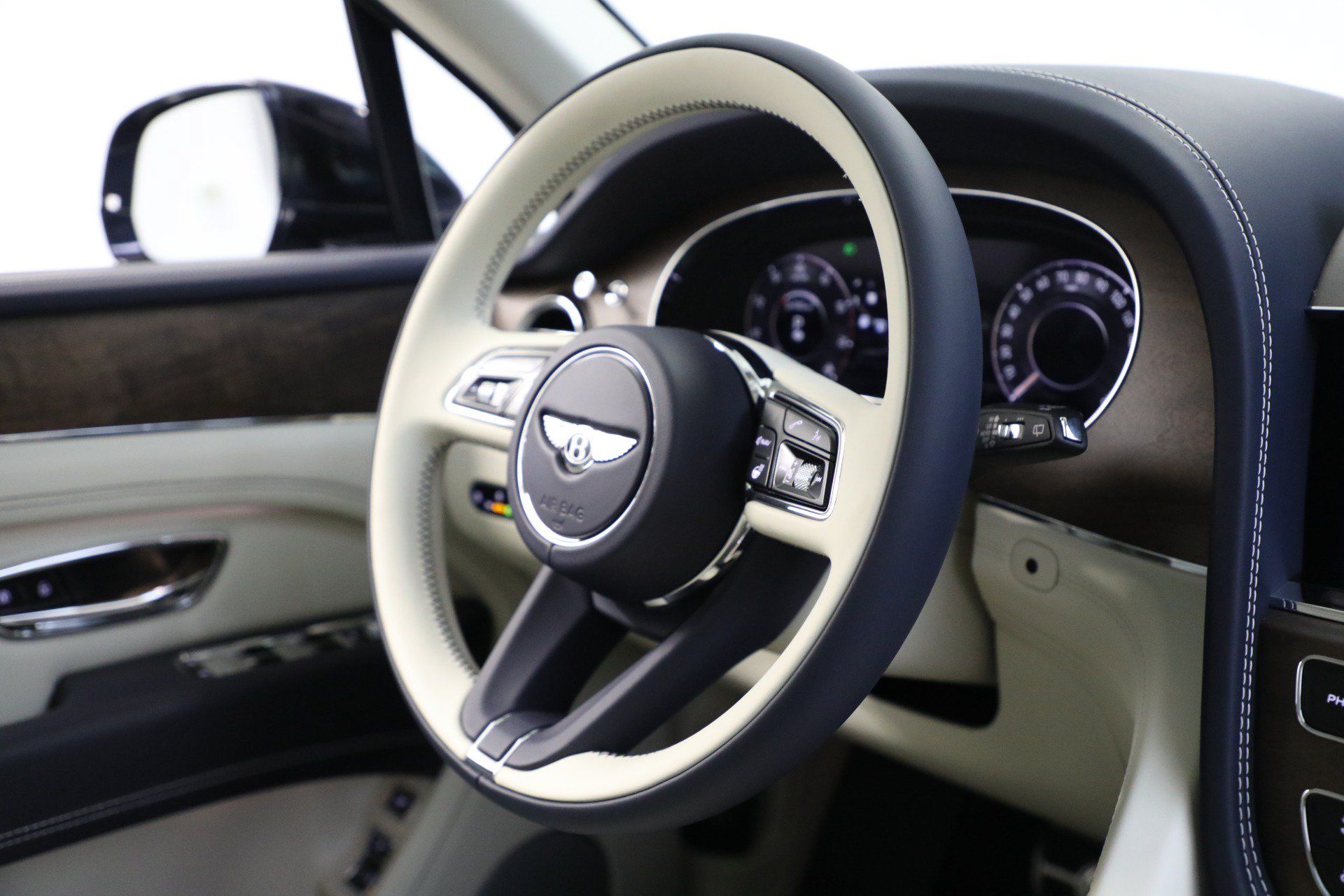 Used 2024 Bentley Bentayga Extended Wheelbase AWD/4WD image 33