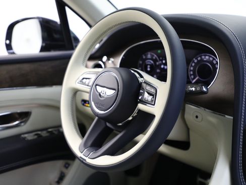 Used 2024 Bentley Bentayga Extended Wheelbase AWD/4WD image 33