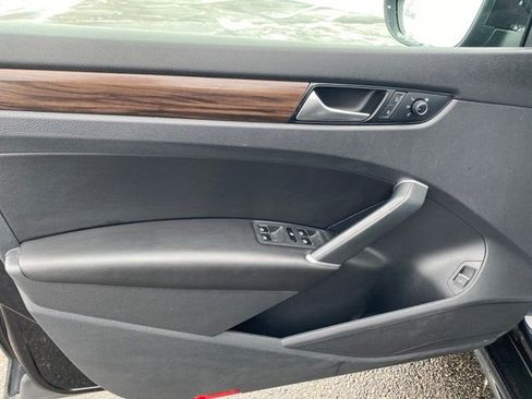 Used 2022 Volkswagen Passat 2.0T image 16