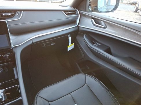 New 2025 Jeep Grand Cherokee L Limited image 12