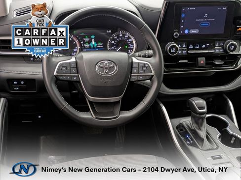 Used 2024 Toyota Highlander LE AWD/4WD image 4