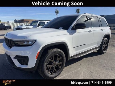 Used 2024 Jeep Grand Cherokee Altitude image 1