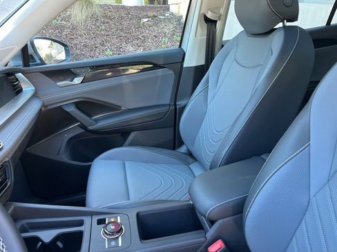 New 2025 Volkswagen Tiguan SE image 10