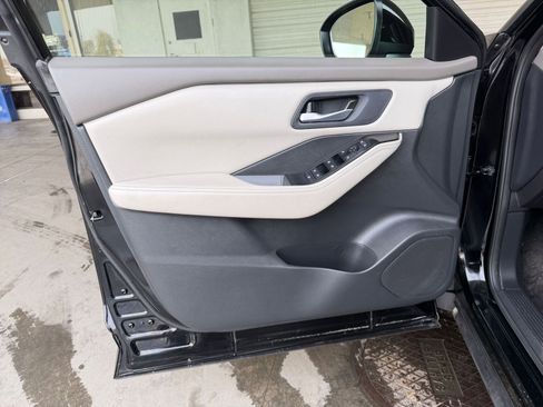 Used 2025 Nissan Rogue SV image 18