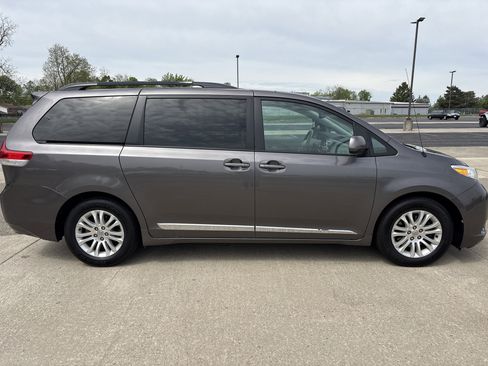Used 2014 Toyota Sienna XLE FWD image 3