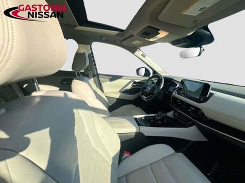 Used 2023 Nissan Rogue SL w/ SL Premium Package image 35