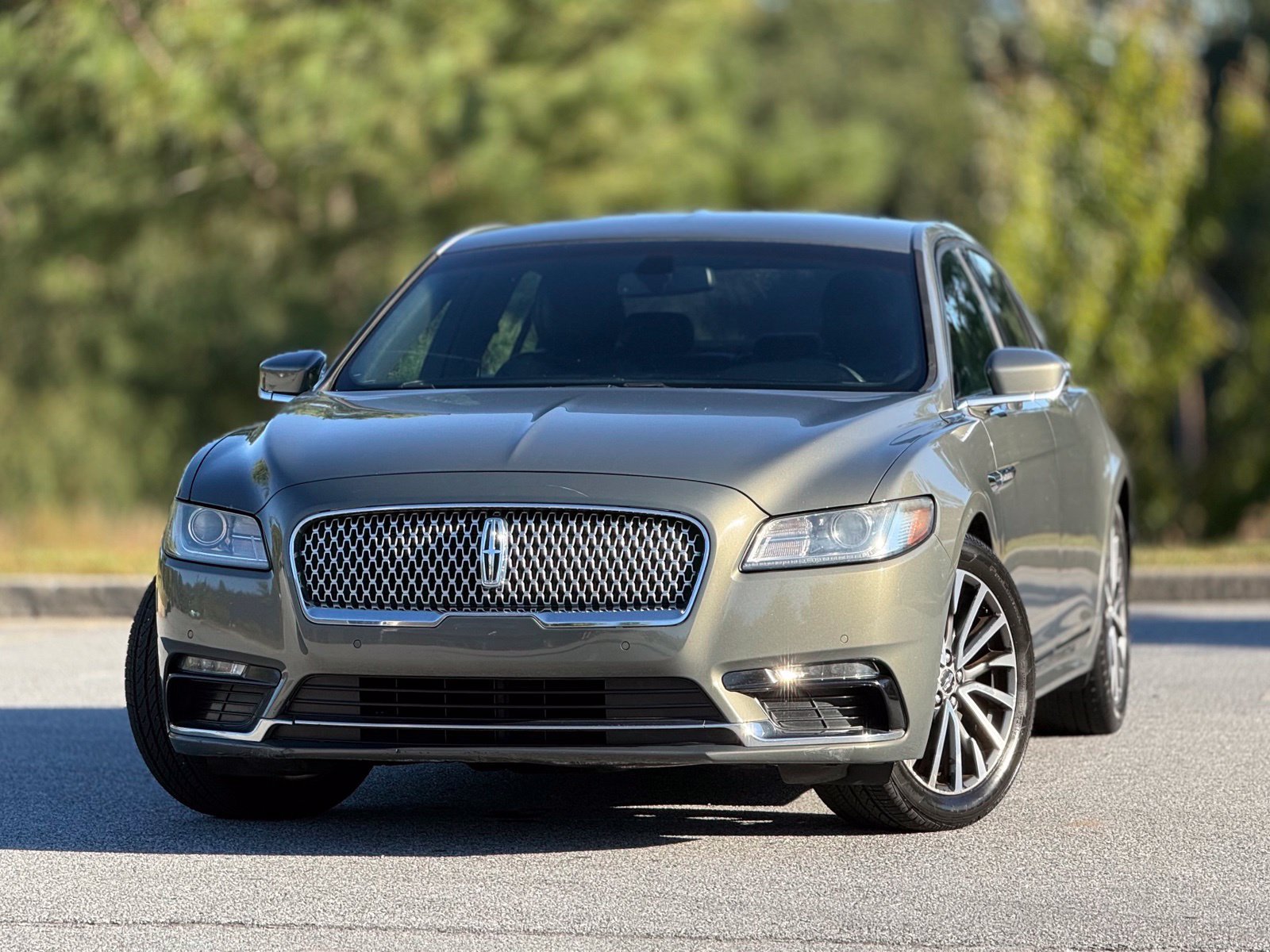 Used 2017 Lincoln Continental Select FWD image 2