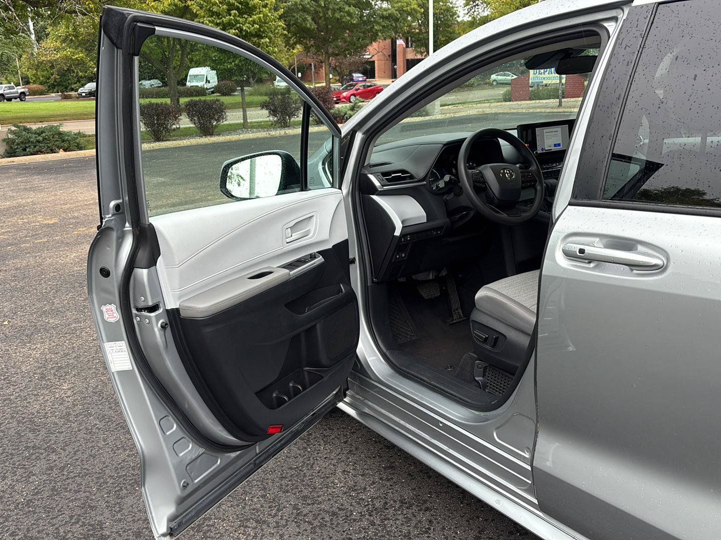 Used 2025 Toyota Sienna LE FWD image 2