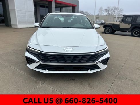 Used 2025 Hyundai Elantra SEL image 2