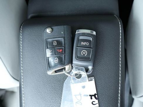 Used 2021 Volkswagen Tiguan SE image 20