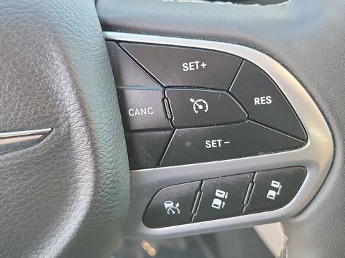 Used 2023 Chrysler Pacifica Touring-L image 6