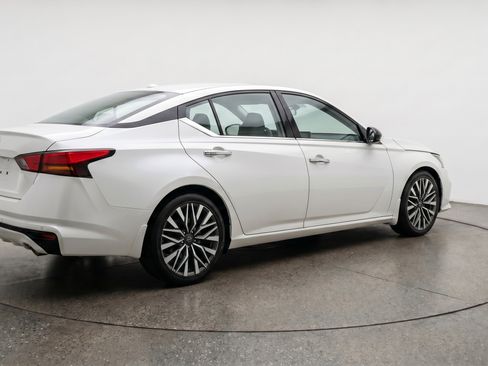 Used 2025 Nissan Altima 2.5 SV FWD image 9