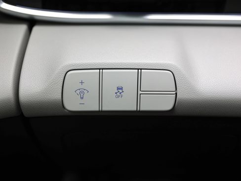 Certified 2025 Hyundai Elantra Limited FWD image 33