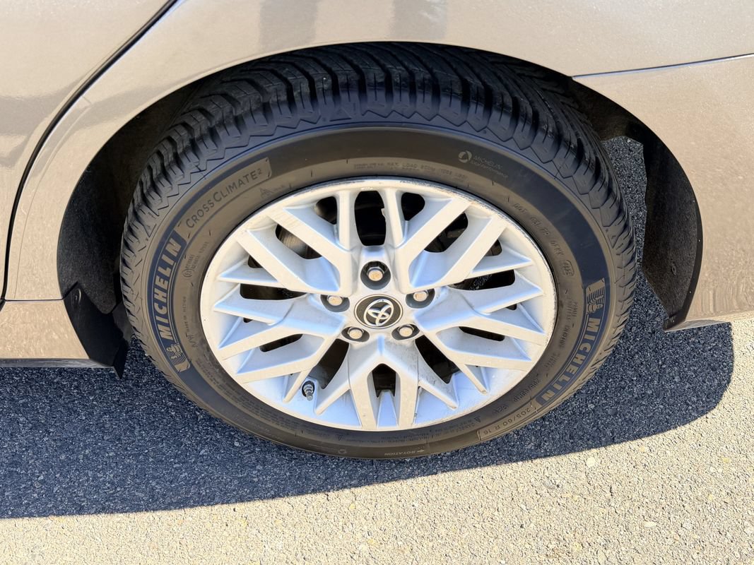 Used 2016 Toyota Camry LE FWD image 18