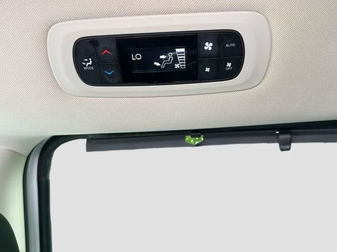 Used 2023 Chrysler Pacifica Touring-L FWD image 29