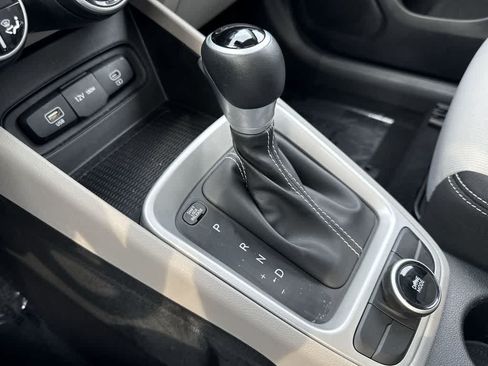 Used 2025 Hyundai Venue SEL FWD image 21