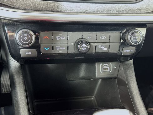 Used 2024 Jeep Compass Latitude image 15