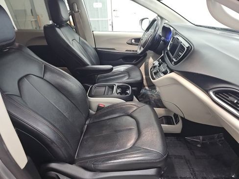 Used 2020 Chrysler Pacifica Touring-L image 12