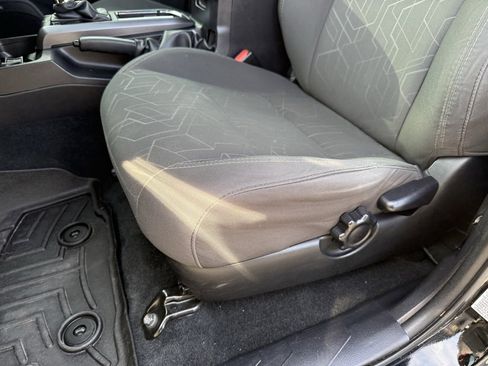 Used 2016 Toyota Tacoma TRD Sport image 26