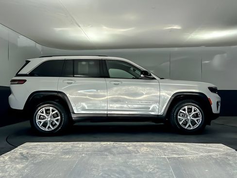 Used 2023 Jeep Grand Cherokee Limited AWD/4WD image 2