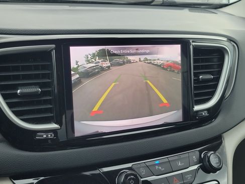 Used 2023 Chrysler Pacifica Touring-L FWD image 29